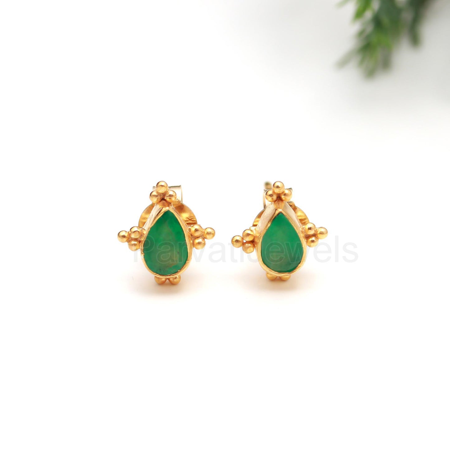 Natural Emerald Earrings, Solid 18k Gold Stud Earrings, Gold Earring, Emerald Stud Earrings, Handmade Gold Earrings, Partywear Stud Earring