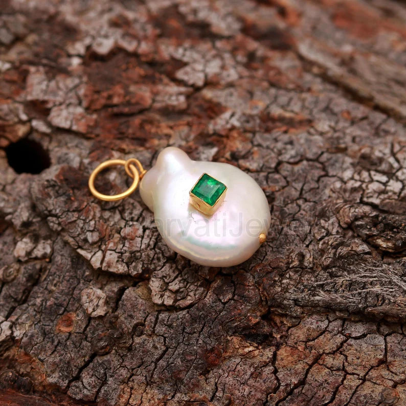 Natural Emerald Pave Baroque Pearl Charm, 18k Solid Gold Charm, Natural Pearl Gold Charm Pendant, Emerald Gold Charm, Pearl Charm Necklace