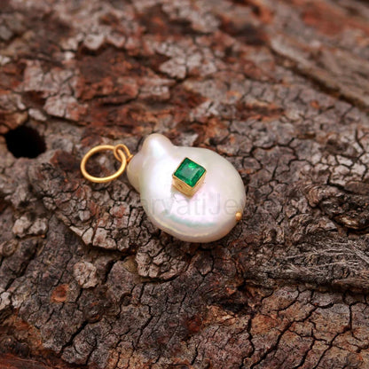 Natural Emerald Pave Baroque Pearl Charm, 18k Solid Gold Charm, Natural Pearl Gold Charm Pendant, Emerald Gold Charm, Pearl Charm Necklace